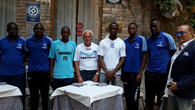 Gianni Troiani con alcuni giocatori del Nakumatt