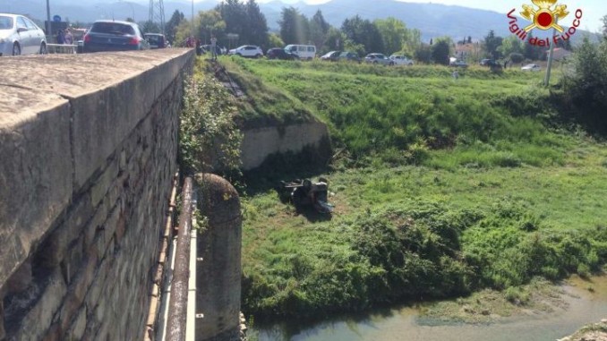 Auto precipita da ponte a Spoleto, 70enne ferito, non è grave