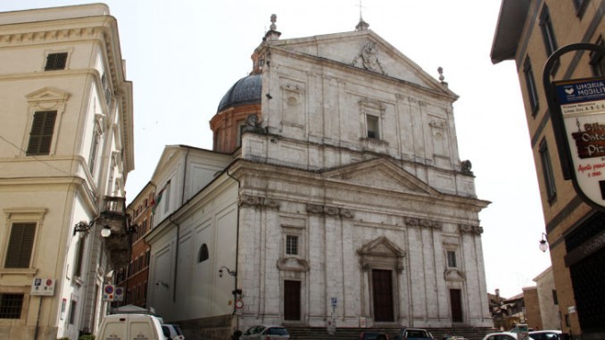 Divieto di sosta permanente di fronte alla chiesa di San Filippo