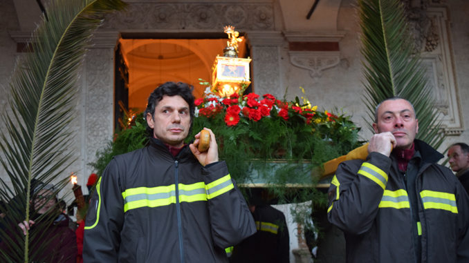 Processione di San Ponziano Spoleto, reliquia portata dai Vigili del Fuoco