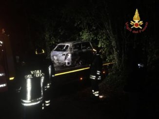 Auto incendiata, vicino Spoleto, nei pressi di un bosco, forse doloso