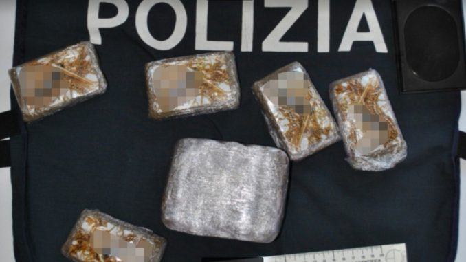 Polizia trova droga tra generi alimentari, controlli contenimento Covid19