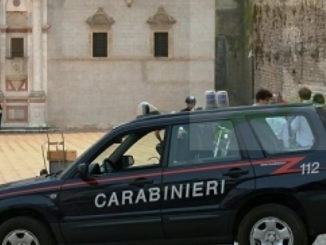 Cerca di sfregiare la moglie, dopo maltrattamenti di anni, arrestano il marito
