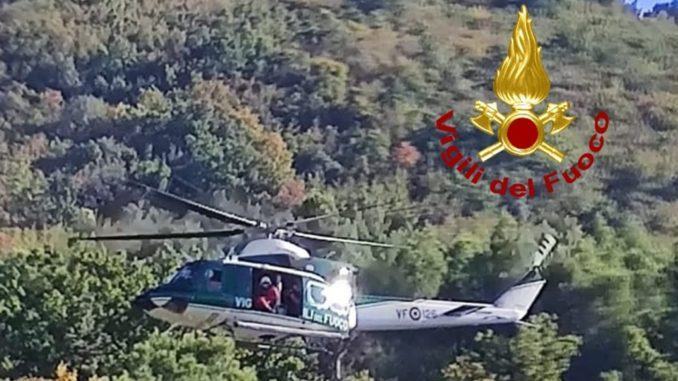 Uomo si perde nel bosco, recuperato dai vigili del fuoco