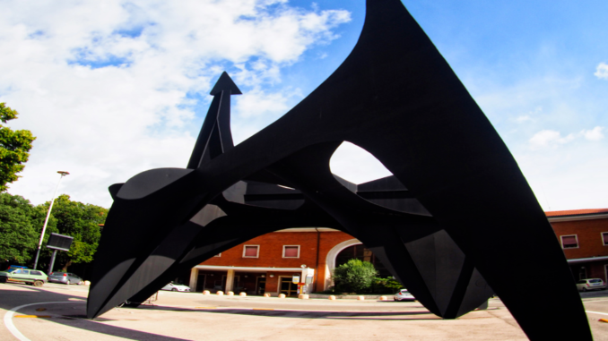 A Spoleto lavori di sistemazione per il Teodelapio di Alexander Calder. L'opera era stata danneggiata un anno fa da un pullman di Busitalia