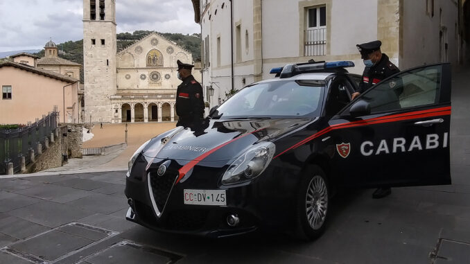 Donna denuncia l'aguzzino che la tiene sequestrata in casa per 4 ore