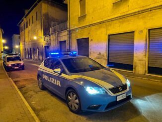 Guida troppo veloce, rifiuta etilometro: denunciata