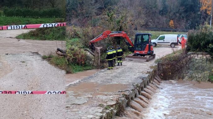 Torrente Tessino Spoleto, ostruito passo carrabile, intervento Vigili del fuoco