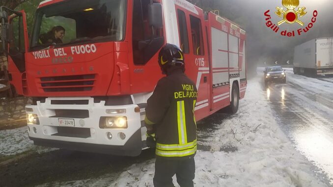 Flaminia bloccata, grandinata improvvisa,  è arrivato spazzaneve