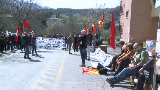 Spoleto rivuole il suo ospedale, 200 persone circa tornano in piazza
