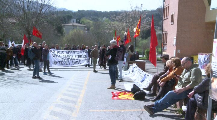 Spoleto rivuole il suo ospedale, 200 persone circa tornano in piazza