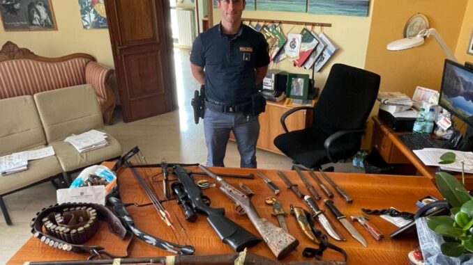 Armi e munizioni in un appartamento, Polizia sequestra arsenale