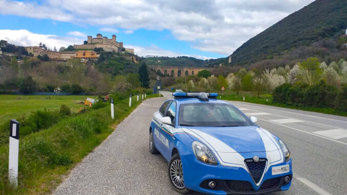Autoarticolato in Panne sulla SS3: Intervento della Polizia di Stato Autoarticolato in Panne sulla SS3: Intervento della Polizia di Stato