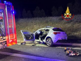 Incidente nella notte, auto contromano, frontale con furgone muore 26enne