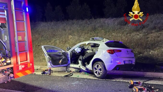 Incidente nella notte, auto contromano, frontale con furgone muore 26enne