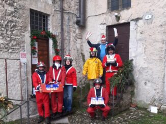 Babbo Natale in moto consegna doni alla città di Spoleto