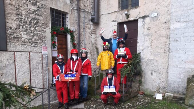 Babbo Natale in moto consegna doni alla città di Spoleto