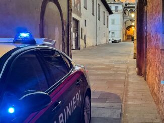 Minaccia vicino di casa col coltello, arrestato arrestato 27enne