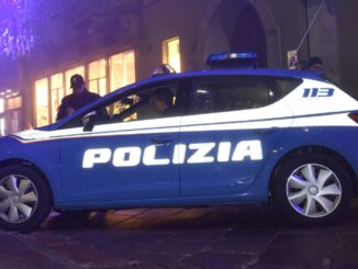 Giovane ribalta auto in fuga dalla Polizia lungo il fiume Tessino