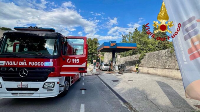 Incendio in impianto di rifornimento: tre auto coinvolte danni parziali