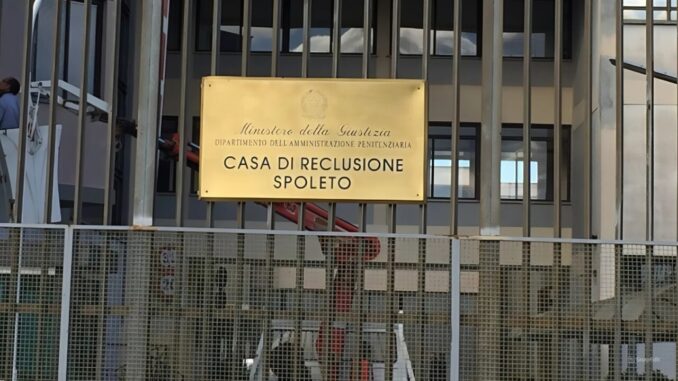 Emergenza nella casa di reclusione di Spoleto: rivolta e incendi