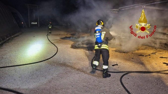 Incendio in azienda agricola, danni a mezzi e capannone