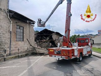 Crollo all’ex rimessa ferroviaria, paura vicino alle scuole