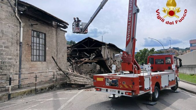 Crollo all’ex rimessa ferroviaria, paura vicino alle scuole