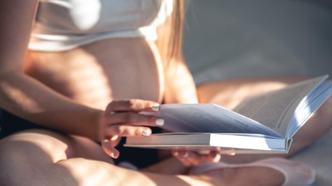 Leggere in gravidanza, libri e ascolto per le future mamme