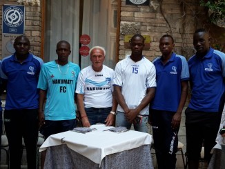 Gianni Troiani con alcuni giocatori del Nakumatt