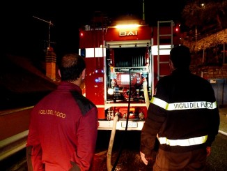 Incendio in via Pontano, a a fuoco piccolo furgone, fiamme molto alte