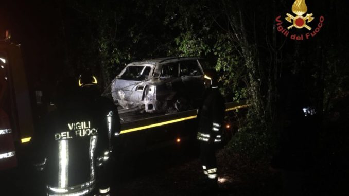 Auto incendiata, vicino Spoleto, nei pressi di un bosco, forse doloso