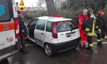 Incidente mortale a tra La Bruna Terzo la Pieve, auto contro albero, muore donna