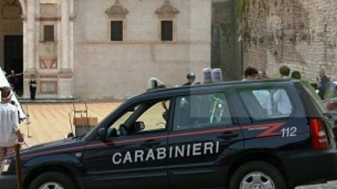 Cerca di sfregiare la moglie, dopo maltrattamenti di anni, arrestano il marito