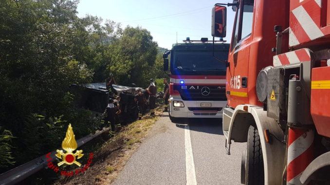 Incidente stradale a Spoleto, camion con cella frigorifera si ribalta