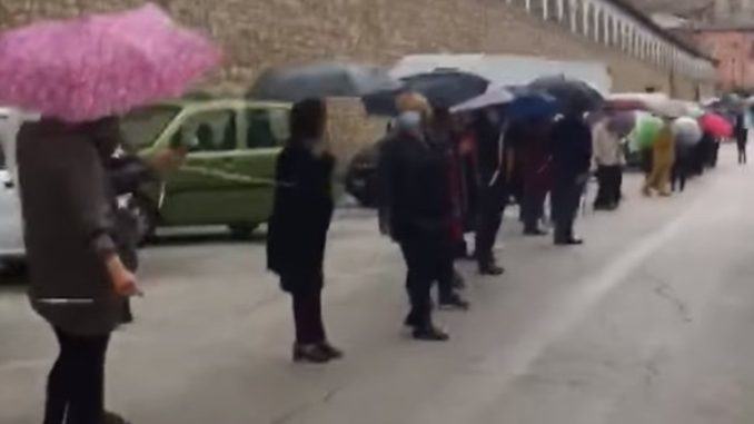 Una catena umana per dire no alla chiusura del pronto soccorso di Spoleto