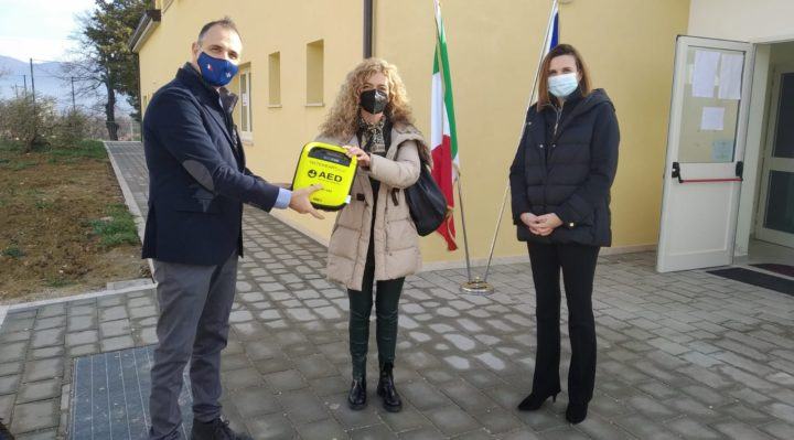 Spoleto: L'ANCRI dona un defibrillatore alla scuola primaria di Beroide