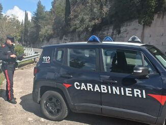Arrestato presunto spacciatore di cocaina, recuperate dosi e denaro