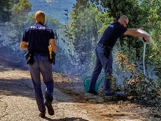 Incendio a Uncinano, polizia presta soccorso agli abitanti