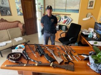Armi e munizioni in un appartamento, Polizia sequestra arsenale