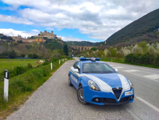 Autoarticolato in Panne sulla SS3: Intervento della Polizia di Stato