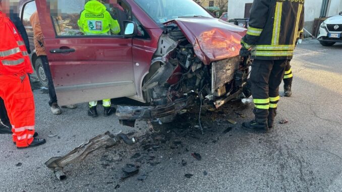 Scontro auto-camion, grave un 26enne