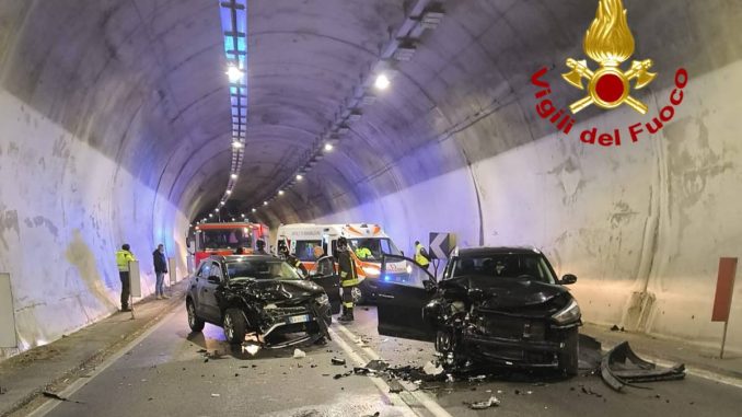 Incidente in galleria, feriti estricati e traffico bloccato