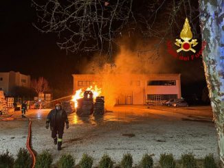 Rogo notturno distrugge cataste di legname in località Petrognano